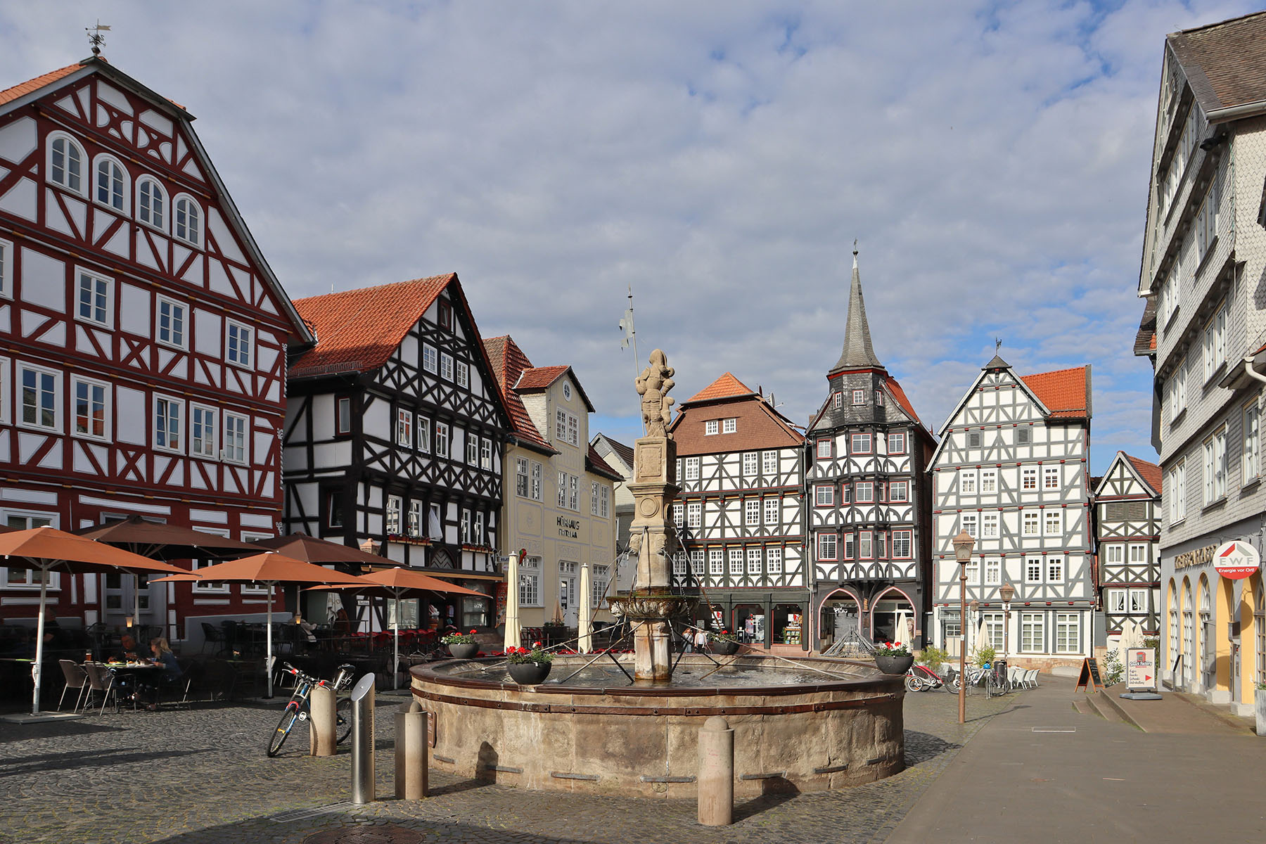 Fritzlar%20-%20Marktplatz%20mit%20Rolandsbrunnen.jpg