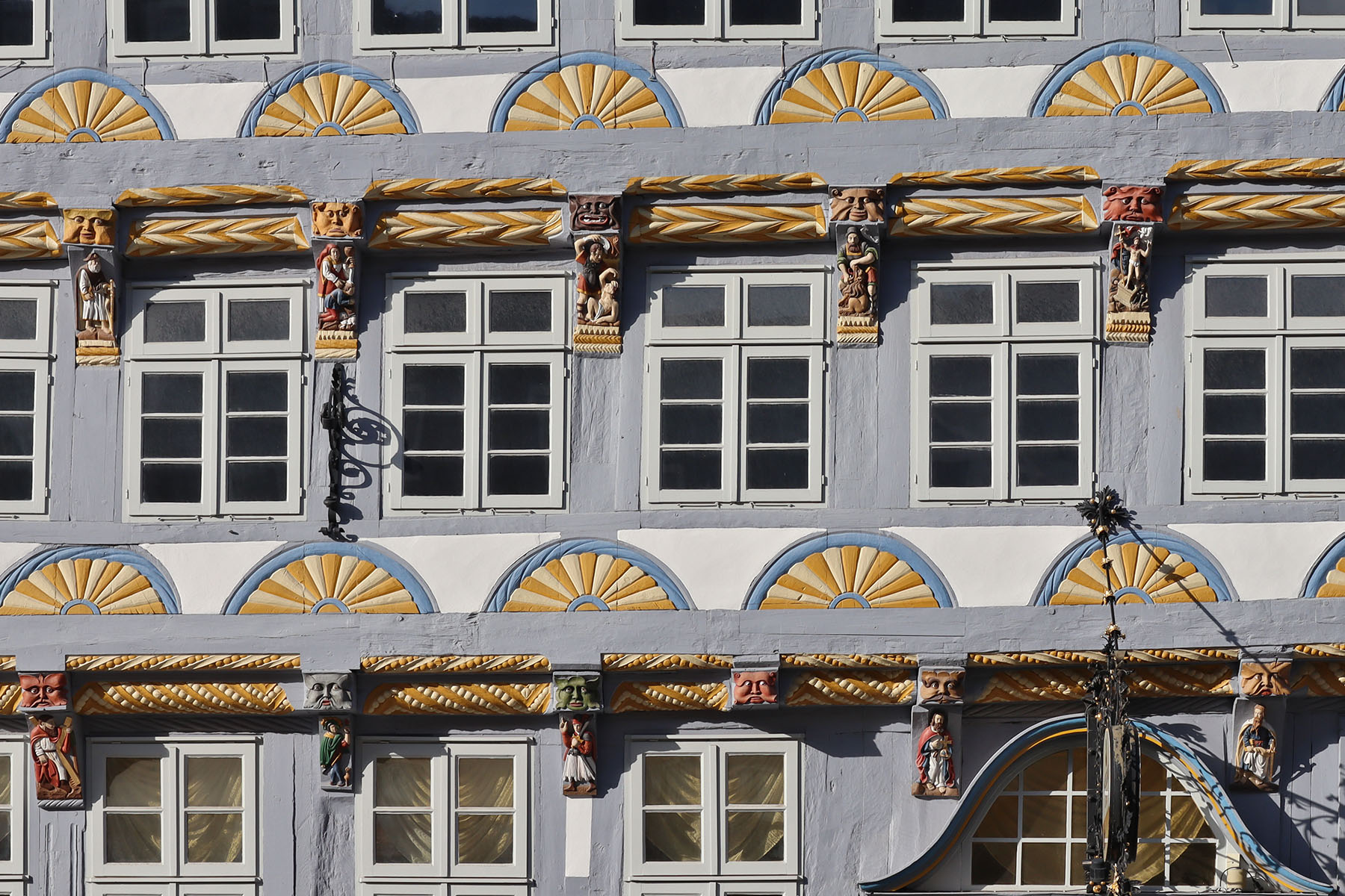 Hameln%20-%20Stiftsherrenhaus%20-%20Schnitzereien.jpg