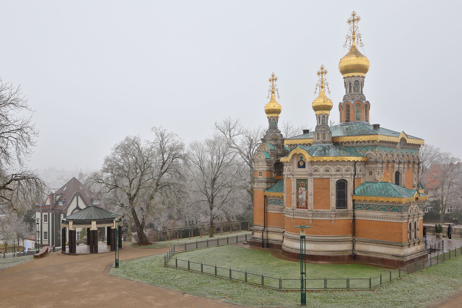 Mathildenh%C3%B6he%20Darmstadt%20-%20Russische%20Kapelle%20und%20Schwanentempel.jpg