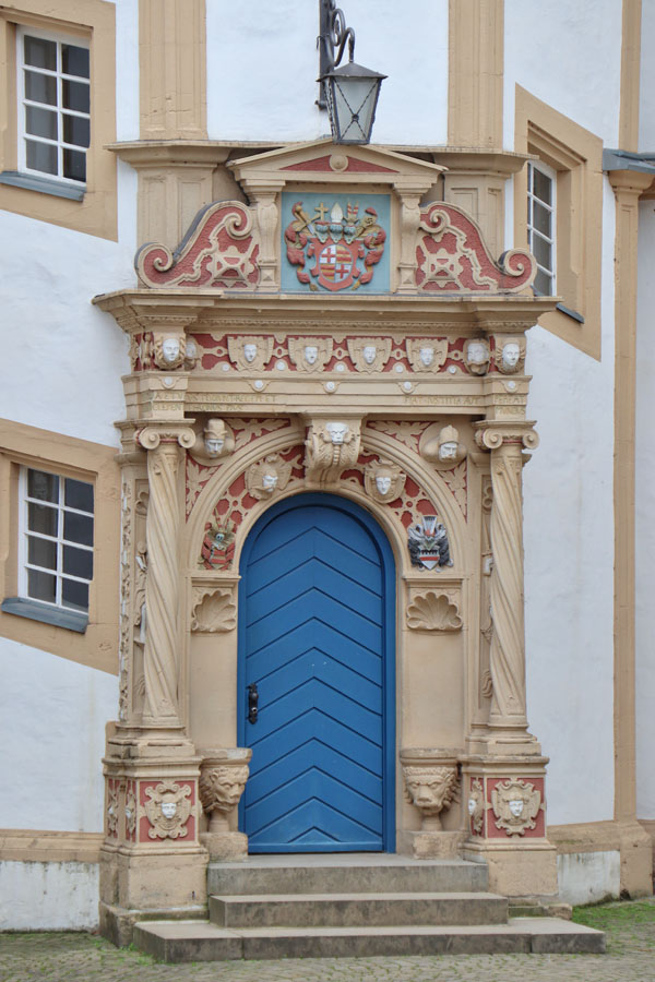 Schloss%20Neuhaus%20-%20Portal%203.jpg